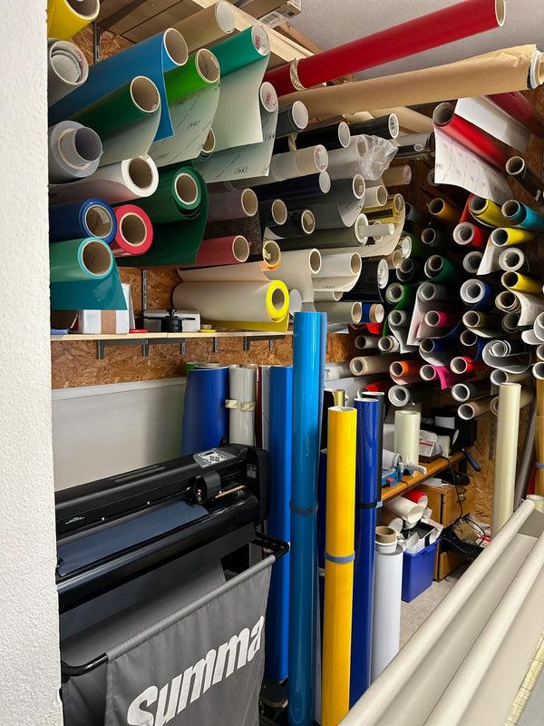 Folienrollen in vielen Farben in der Druckerei